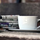 \"Me deja en la puerta páginas de revistas, periódicos, semanales, que ella sabe que me interesan\".