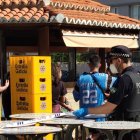 La Policía Local, precintando este lunes una terraza de la capital.