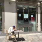 El viento  de Poniente que sopló todo el día de ayer deslució el estreno de Almería en la Fase 1. En la imagen, un cliente del Café Colón.