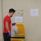 Juan Ibiza deposita su ropa en el cubo.