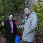 Jorge Cadaval entrevistando a una de las mojaqueras que aparecen en el programa.