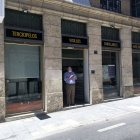 Terciopelos y visillos son artículos que vende esta tienda de la  calle Jovellanos, una vía que empieza a salir del letargo.