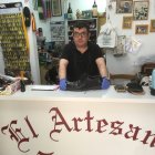 El zapatero remendón de la calle Trajano, Javier Torres, que ha retomado su trabajo.