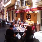 Los bares abren de nuevo sus puertas en Almería.