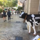 Comercios como esta tienda de Ale-hop en la Puerta Purchena han ido levantando paulatinamente la persiana al pasar a la Fase 1 del desconfinamiento.