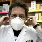 Un farmacéutico portando una mascarilla FFP2.