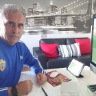 Pepe Morales trabajando en el despacho de casa.