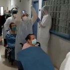 El personal de la residencia de Roquetas aplaude a seis mayores que han superado la enfermedad.