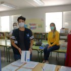 La directora del CEIP Inés Relado ayudados por la Asociación Mensajeros por la Paz entregan tablets a los alumnos que lo precisen.