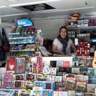 Toñi, dueña del kiosco del ficus centenario del Paseo, feliz de volver de nuevo a recuperar la normalidad.