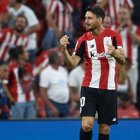 Aduriz celebra su célebre gol de chilena al Barcelona en el arranque de la Liga 2019-20.