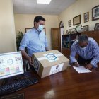 El presidente de la Diputación entrega mascarillas en Íllar.