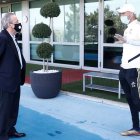 Florentino pasa revista.