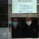 Los camareros del Café Colón con sus mascarillas reglamentarias, un símbolo de los nuevos tiempos.