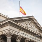 La bandera de España en el Congreso ondea a media asta tras los atentados de Bruselas.