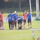 Momento en el que Francis se incorpora tras sufrir un golpe en el partidillo.