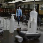 Gel desinfectante en una terraza en el primer día de la Fase 2 de desescalada.