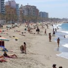 Bañistas en la playa de Almería, esta semana.