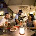 Una pareja en una terraza de Madrid durante la desescalada.