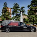 Un coche fúnebre circulando por Madrid.