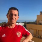 Paulino Granero posando para LA VOZ en casa.