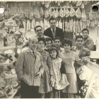 Inocencio Fernández, con gafas, a su lado el empleado Domingo Pérez. Delante su tío César, Consuelo, Mari Carmen, Viviana, Filomena y unos aprendices