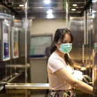 En los espacios cerrados es más fácil contraer el virus que al aire libre.