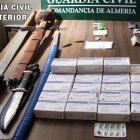 Drogas y armas encontradas en la vivienda del detenido.