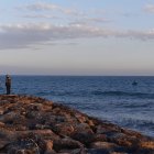 Un surfista estaba siendo arrastrado por el fuerte oleaje.