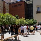 Colas ayer en la sede de la Junta en Almería.