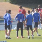 Guti con sus ayudantes este sábado.