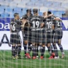 Los jugadores del Alcorcón celebrando uno de los goles al Real Zaragoza.