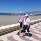 Dos auxiliares en una playa de la capital, ayer.