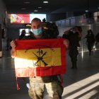 La primera rotación aterrizó este lunes en el Aeropuerto de Almería sin presencia de familias.