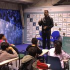 Miguel Brugarolas habla a los jóvenes futbolistas.