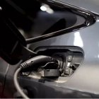 Un coche eléctrico cargándose.