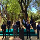 El alcalde de Macael (derecha) junta al presidente andaluz y el presidente de la AEMA, en la presentación.