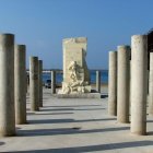 Monumento a la Tolerancia, situado en el Parque de las Almadrabillas.