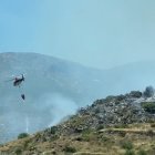 Labores de extinción del incendio esta mañana de lunes.