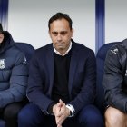 El míster almeriense Fran Fernández en el banquillo del campo de Alcorcón.