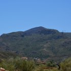 Imagen tomada desde el puesto de control avanzado y en la que se aprecia la cumbre de una montaña calcinada por el fuego.