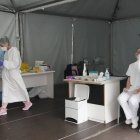 Trabajadores sanitarios realizan test de COVID-19 en la zona habilitada en el Hospital de Basurto en Bilbao.