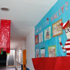 Pasillo en el interior de un colegio.