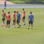 Mario Silva y Nandinho hablando con el grupo este jueves.