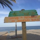 Uno de los carteles pintados por María Lage.