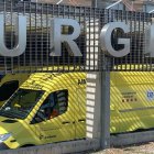 Una ambulancia en el área de urgencias del Hospital Universitario Arnau de Vilanova de Lleida.