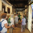 Los mayores se van de senderismo nocturno.