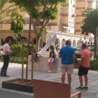 Tímidas colas para hacerse una fotografía junto a la nueva escultura.