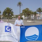 El alcalde y los concejales de Turismo y Servicios Urbanos sosteniendo las banderas otorgadas a Carboneras.