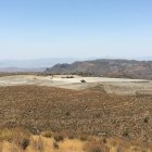 Máquinas allanando el suelo en el que se construirá la macrogranja porcina.